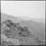 27e bataillon de chasseurs alpins (27e BCA). Un village et des montagnes.
