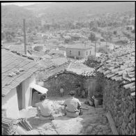 27e bataillon de chasseurs alpins (27e BCA). Des chasseurs en surveillance à Iffigha.