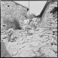 27e bataillon de chasseurs alpins (27e BCA). Patrouille dans les rues du village d'Iffigha.
