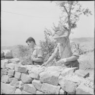 27e bataillon de chasseurs alpins (27e BCA). A Moknes, un chasseur est employé à la construction.