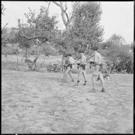 27e bataillon de chasseurs alpins (27e BCA). Séance de tir d'entraînement à Aït Issad
