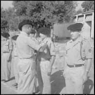 27e bataillon de chasseurs alpins (27e BCA). Un sergent est décoré par le chef de bataillon Vandromerch, commandant le 27e BCA.