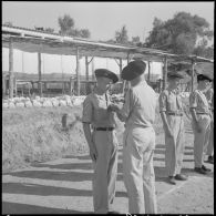 27e bataillon de chasseurs alpins (27e BCA). Un chasseur est décoré par le chef de bataillon Vandromerch, commandant le 27e BCA.