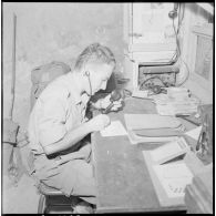 27e bataillon de chasseurs alpins (27e BCA). Un chasseur cumule les fonctions de radio et de vaguemestre.