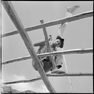 27e bataillon de chasseurs alpins (27e BCA). A Maggha un chasseur s'occupe de la charpente du poste.