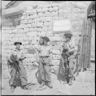 27e bataillon de chasseurs alpins (27e BCA). A Tifrit, trois savoyards se passionnent pour la sauvagine.