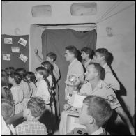 27e bataillon de chasseurs alpins (27e BCA). A Moknea, un aspirant dans l'école du village pendant une projection.