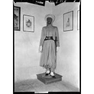 Alger. Musée colonial militaire Franchet d'Espéray. Mannequin en uniforme représentant un officier de "tirailleurs indigène".
