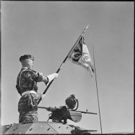 Redjas. La Saint-Michel, fête des Parachutistes, au 1er RHP (régiment des hussards parachutistes). Le lieutenant porte-étendard.