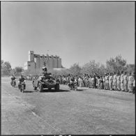 Redjas. La Saint-Michel, fête des Parachutistes, au 1er RHP (régiment des hussards parachutistes). Arrivée de l'étendard du 1er RHP.