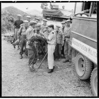 Enregistrement des messages des soldats isolés à leurs familles, grâce au camion itinérant de la radiodiffusion militaire.