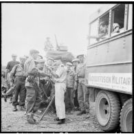 Enregistrement des messages des soldats isolés à leurs familles, grâce au camion itinérant de la radiodiffusion militaire.