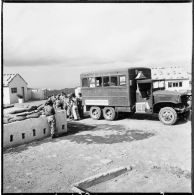 Enregistrement des messages des soldats isolés à leurs familles, grâce au camion itinérant de la radiodiffusion militaire.