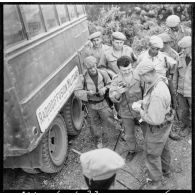 Enregistrement des messages des soldats isolés à leurs familles, grâce au camion itinérant de la radiodiffusion militaire.