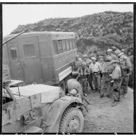 Enregistrement des messages des soldats isolés à leurs familles, grâce au camion itinérant de la radiodiffusion militaire.