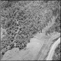 Vue aérienne du barrage électrifié de la frontière algero-tunisienne.
