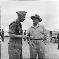 Maurice Dejean, commissaire général en Indochine, en conversation avec le colonel de Castries, commandant le camp de Diên Biên Phu.