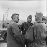 Le secrétaire d'Etat chargé des relations avec les Etats associés Marc Jacquet en compagnie du général Navarre, du colonel de Castries et de Maurice Dejean lors d'une visite du camp de Diên Biên Phu.