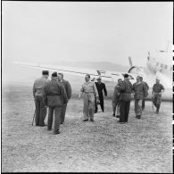 Accueil de Marc Jacquet et Maurice Dejean par les autorités militaires sur le terrain d'aviation de Diên Biên Phu.