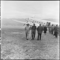 Accueil de Marc Jacquet et Maurice Dejean par le colonel de Castries sur le terrain d'aviation de Diên Biên Phu.
