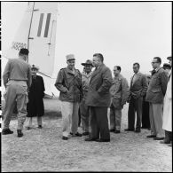 Accueil de Marc Jacquet et Maurice Dejean par les autorités militaires sur le terrain d'aviation de Diên Biên Phu.