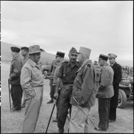 Le colonel de Castries en conversation avec le général Navarre et Maurice Dejean lors d'une visite du camp de Diên Biên Phu.