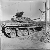 Un char M24 Chaffee de l'escadron du 1er régiment de cavalerie sur le camp de Diên Biên Phu.