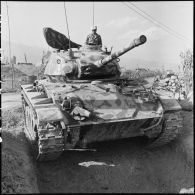 Un char M24 Chaffee de l'escadron du 1er régiment de cavalerie sur le camp de Diên Biên Phu.