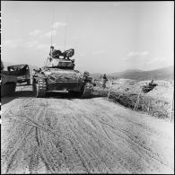 Un char M24 Chaffee de l'escadron du 1er régiment de cavalerie sur le camp de Diên Biên Phu.