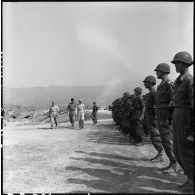 Remise de décorations par le général Navarre à Diên Biên Phu.