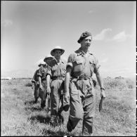 Les derniers prisonniers arrivent en file indienne pour être libérés lors d'un échange de prisonniers à Viet Tri.