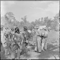 Les prisonniers de l'Union françaises libérés à Viet Tri se dirigent vers l'embarcadère sous la surveillance de responsables du Vietminh.