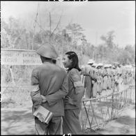 Les prisonniers de l'Union françaises libérés à Viet Tri se dirigent vers l'embarcadère sous la surveillance de responsables du Vietminh.