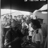 Rapatriement sur un bâtiment de la Marine nationale de prisonniers de l'Union française libérés par le Vietminh à Sam Son.