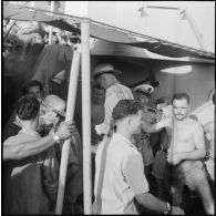 Rapatriement sur un bâtiment de la Marine nationale de prisonniers de l'Union française libérés par le Vietminh à Sam Son.