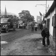 Montées sur camions Molotova, les troupes vietminh font leur entrée à Campha sous le regard de la population.