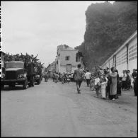 Accueil des troupes vietminh par les habitants de Hongay.