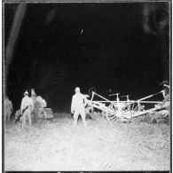 La protection militaire dans les environs de Bordj Menaïel pour les labours de nuit.