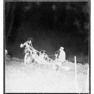 La protection militaire dans les environs de Bordj Menaïel pour les labours de nuit.