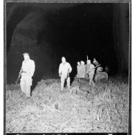 La protection militaire dans les environs de Bordj Menaïel pour les labours de nuit.