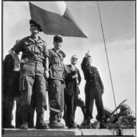 Secteur de La Calle. Paul Delouvrier visite un poste au barrage avant de l'est-algérien.