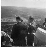 Secteur de La Calle. Paul Delouvrier visite un poste au barrage avant de l'est-algérien.