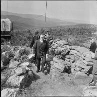 Secteur de La Calle. Paul Delouvrier visite un poste au barrage avant de l'est-algérien.