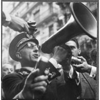 Alger. Cérémonies du 11 Novembre. Un commissaire de police harangue la foule.