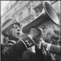 Alger. Cérémonies du 11 Novembre. Un commissaire de police harangue la foule.