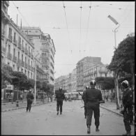 Alger. Les manifestations du 11 novembre 1960. La compagnie républicaine de sécurité (CRS) maintient les manifestants durant plusieurs minutes et à plusieurs reprises, mais sont obligés d'abandonner le terrain sous une pluie de pierres.