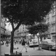 Alger. Les manifestations du 11 novembre 1960. Les gardes mobiles passent à l'attaque et tentent de refouler les manifestants.