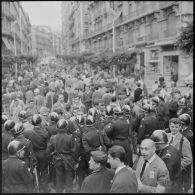 Alger. Les manifestations du 11 novembre 1960. La compagnie républicaine de sécurité (CRS) maintient les manifestants durant plusieurs minutes et à plusieurs reprises, mais sont obligés d'abandonner le terrain sous une pluie de pierres.