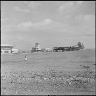 Aïn el Bey. Aérodrome. Le parking et la tour de contrôle.