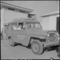 Maison Carrée. L'équipe médicale dans leur voiture.